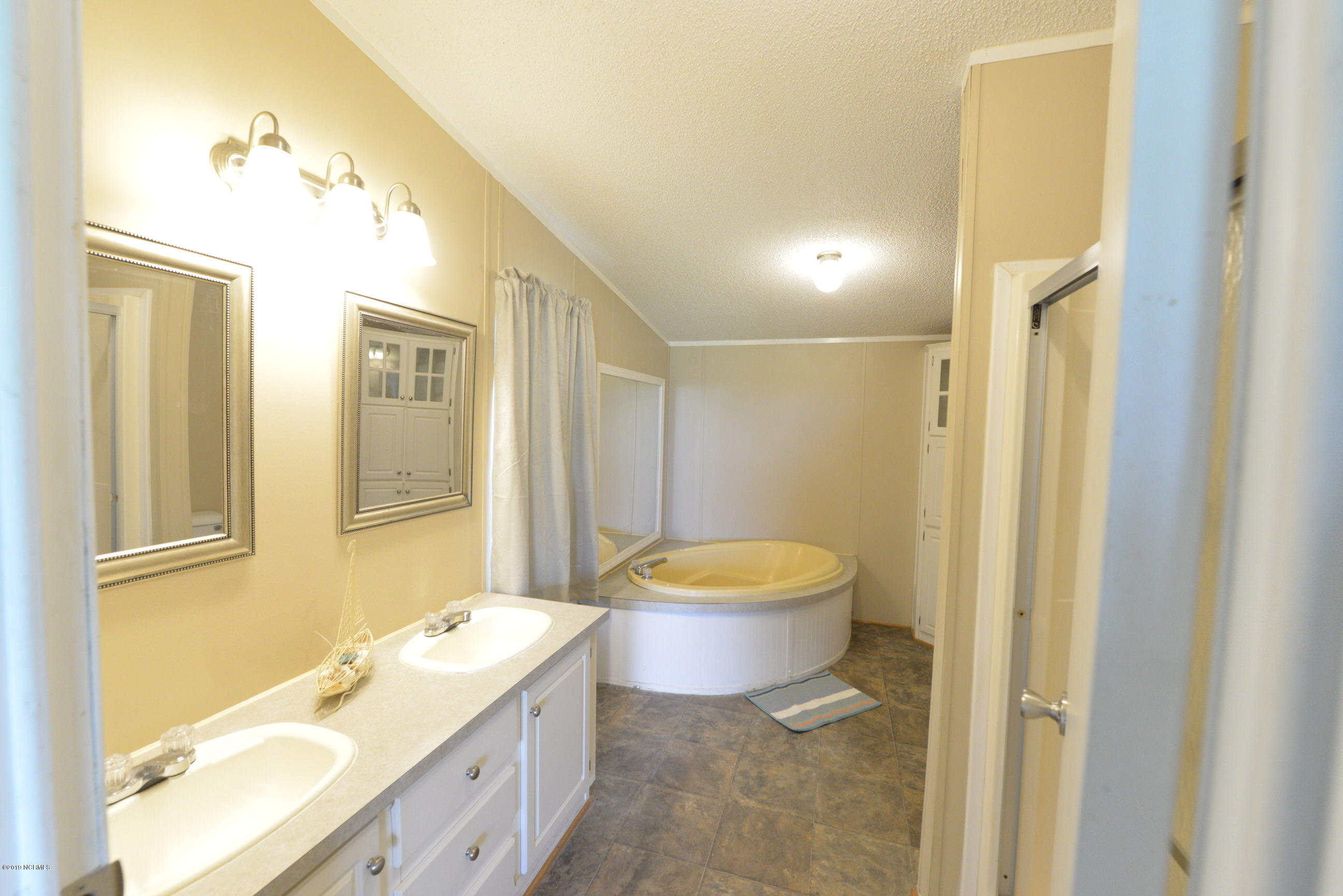 595 Five Mile Road Richlands, NC 28574 - Photo 27 of 35 MasterBath
