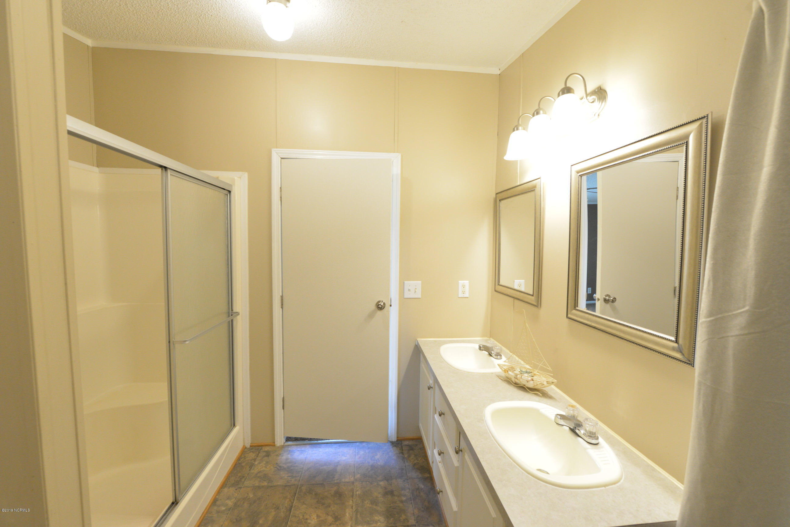 595 Five Mile Road Richlands, NC 28574 - Photo 29 of 35 MasterBath3