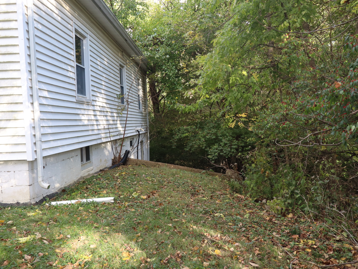 535 Golf Road Streator, IL 61364 - Photo 11 of 31 a view of a house with a yard