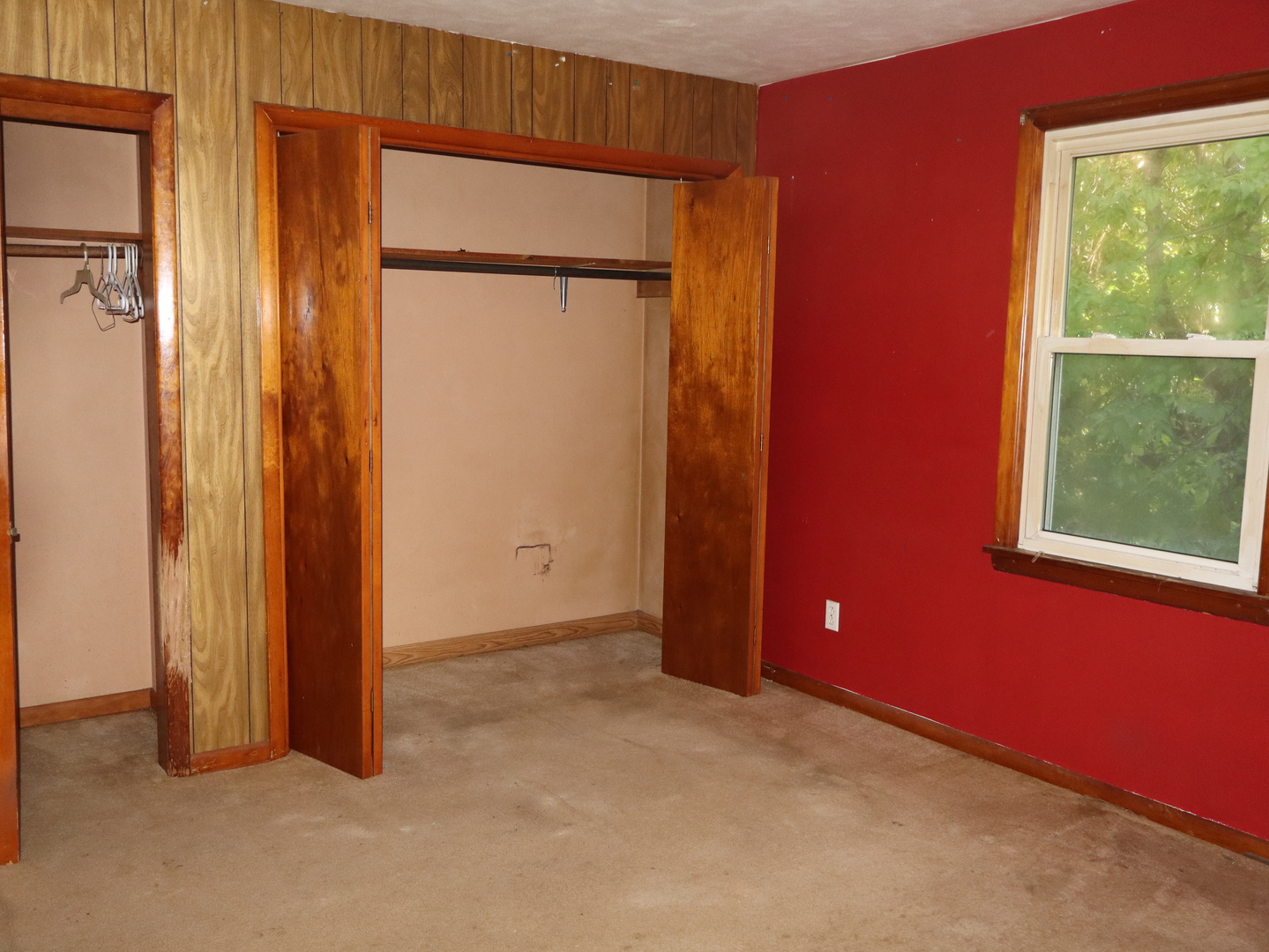 535 Golf Road Streator, IL 61364 - Photo 17 of 31 an empty room with windows and closet