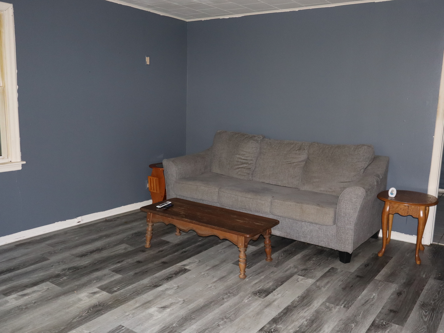 535 Golf Road Streator, IL 61364 - Photo 22 of 31 a living room with furniture and a wooden floor