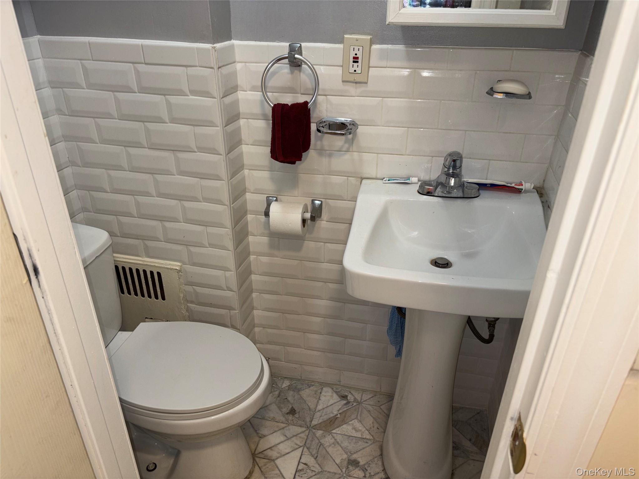 1004 Lenox Road Brooklyn, NY 11212 - Photo 9 of 13 Bathroom