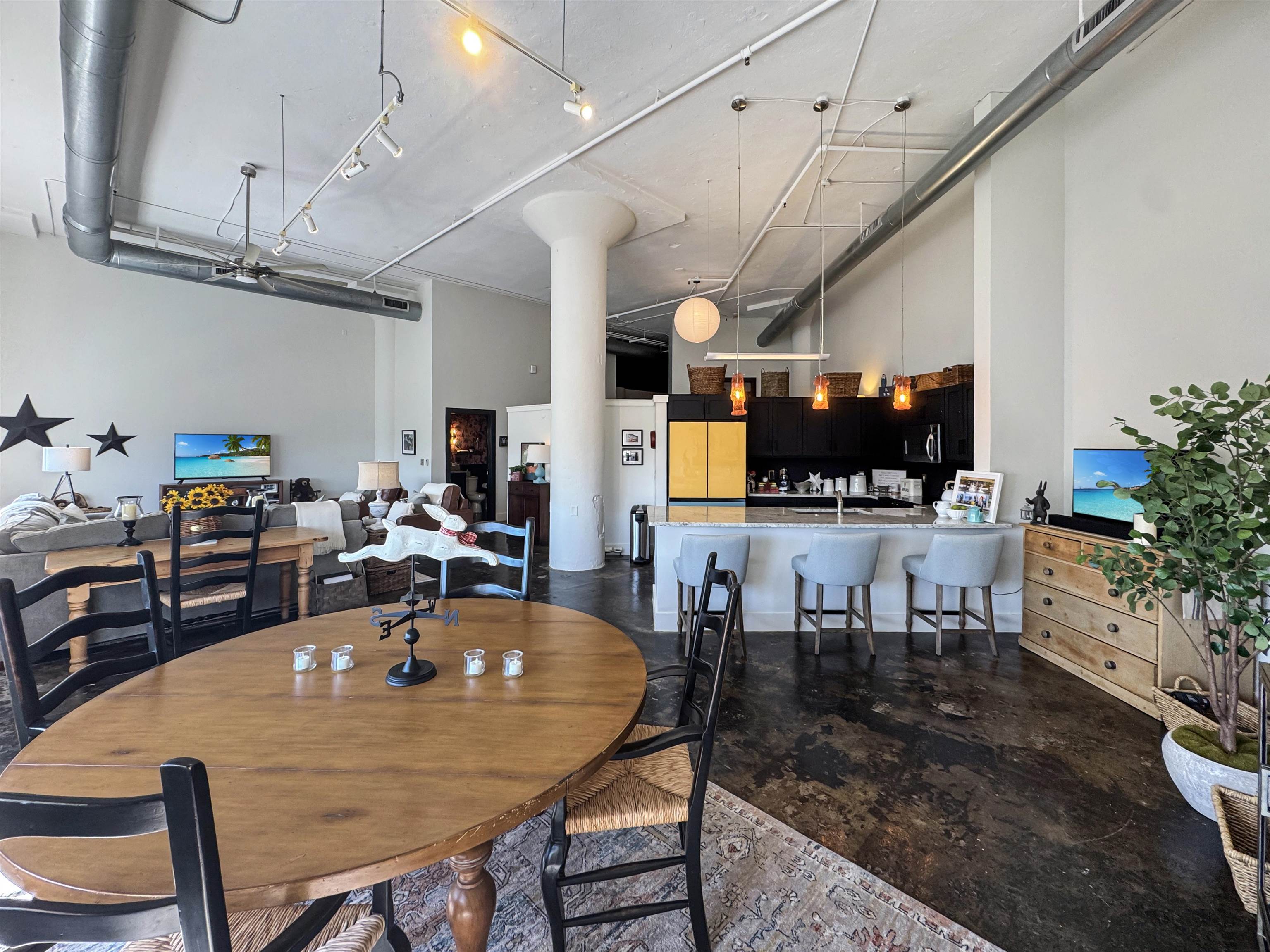 505 Tennessee Street, Unit 213 Memphis, TN 38103 - Photo 11 of 33 a view of a dining room with furniture