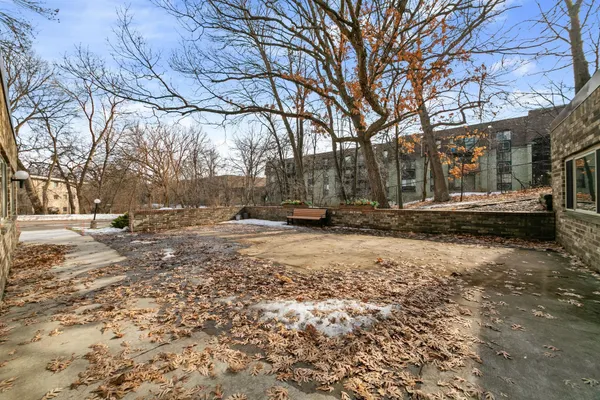 $185,000 | 260 Westview Drive, Unit 213, West St. Paul, MN 55118