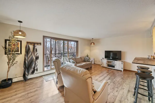 $185,000 | 260 Westview Drive, Unit 213, West St. Paul, MN 55118