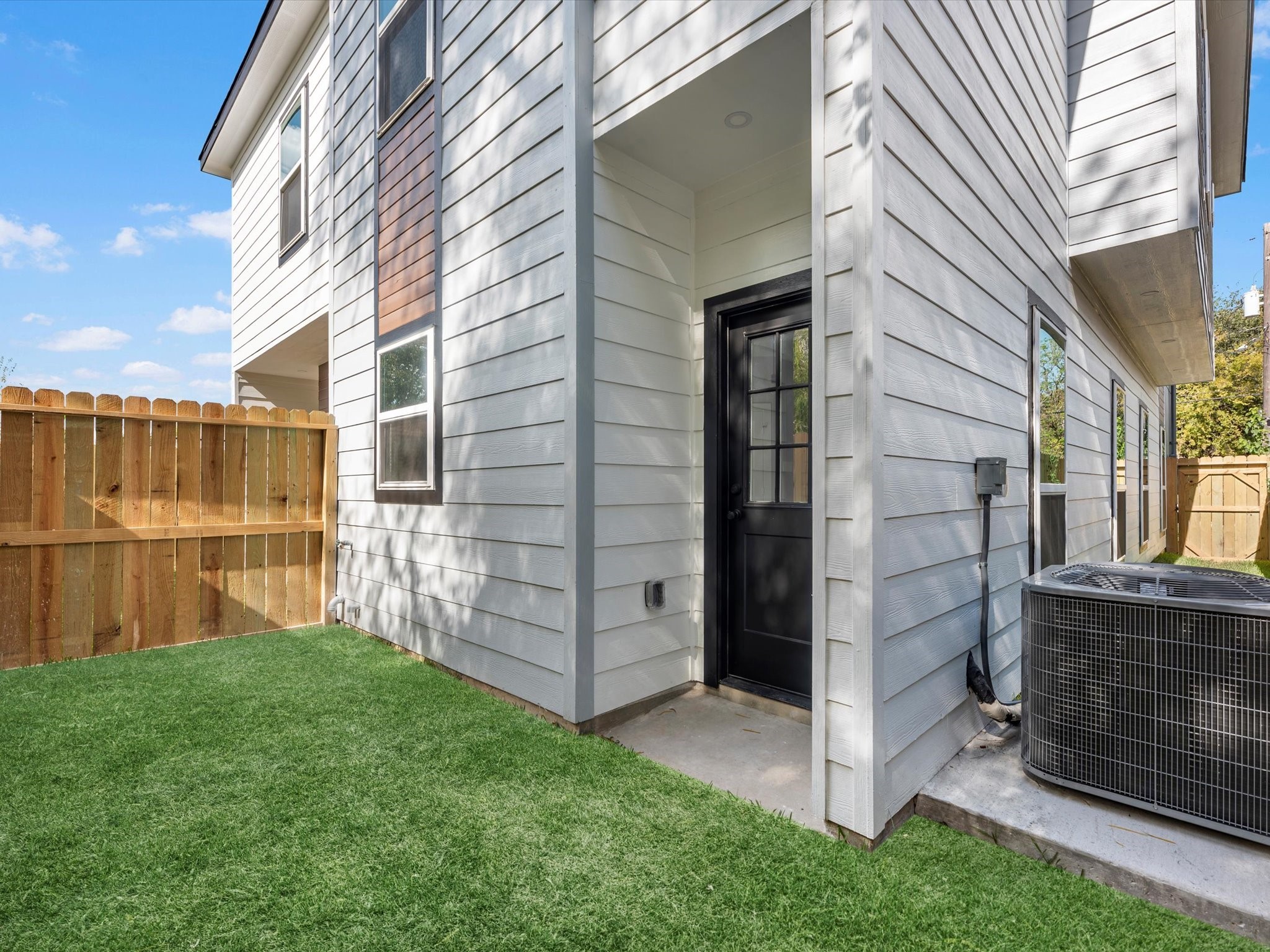 7802 Queen Street, Unit A Houston, TX 77028 - Photo 21 of 40 a view of back yard of the house