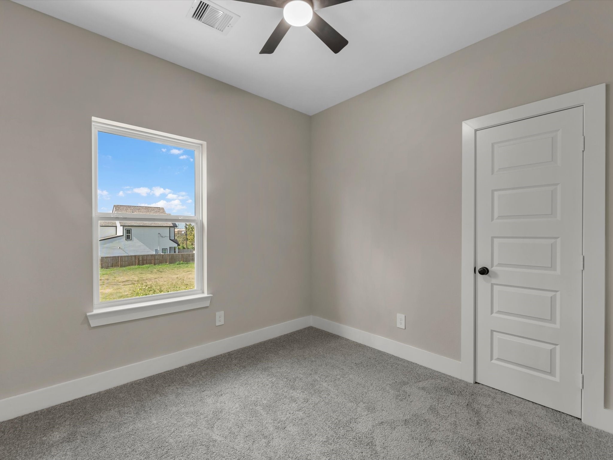 7802 Queen Street, Unit A Houston, TX 77028 - Photo 36 of 40 an empty room with windows and closet