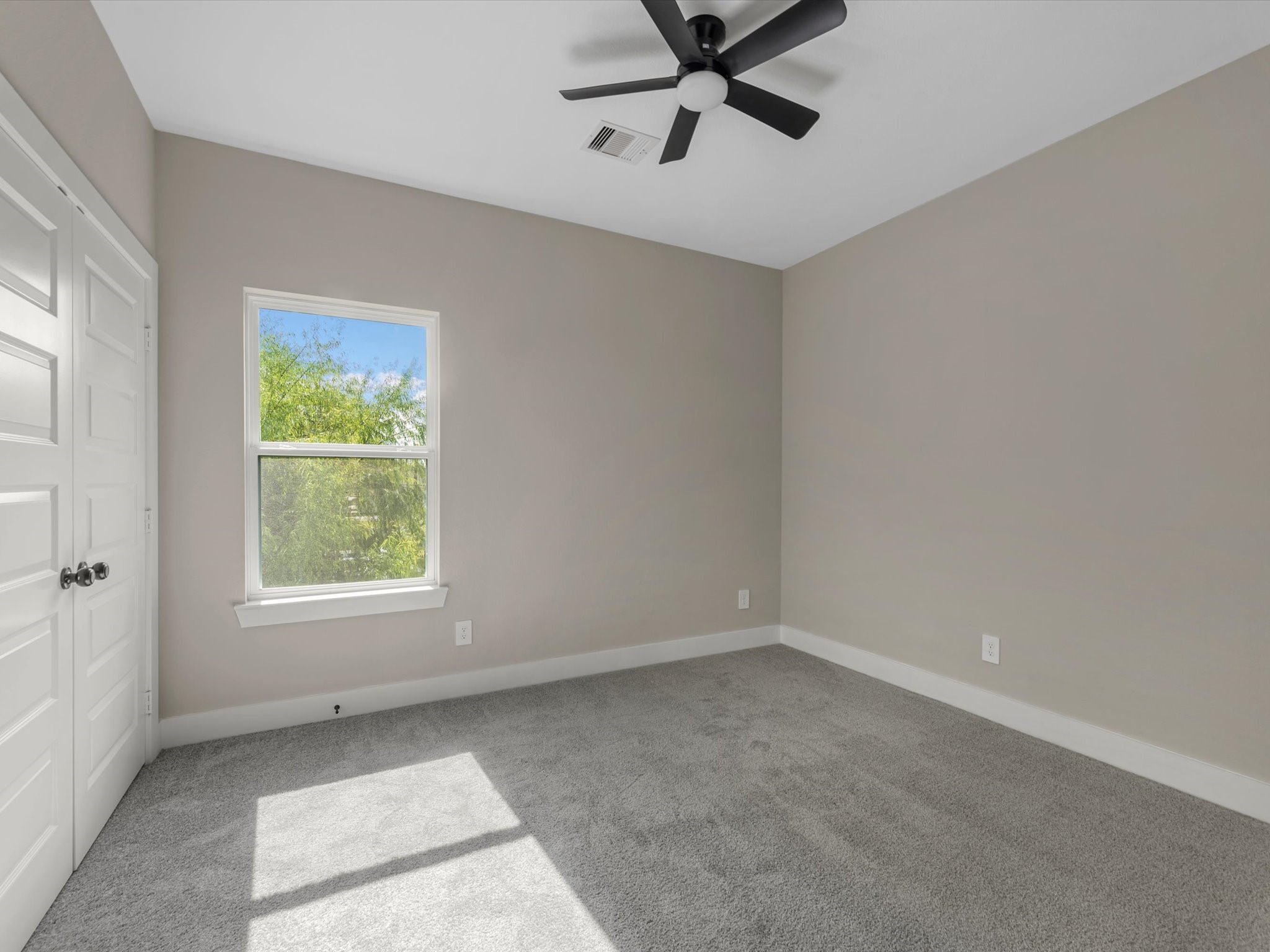 7802 Queen Street, Unit A Houston, TX 77028 - Photo 38 of 40 an empty room with a window