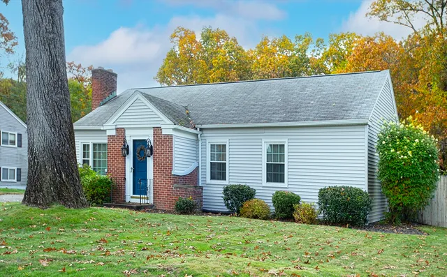 a view of a house with a yard