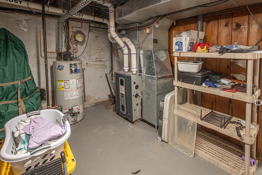 54 South Shore Drive Springfield, MA 01118 - Photo 36 of 39 a utility room with dryer and washer