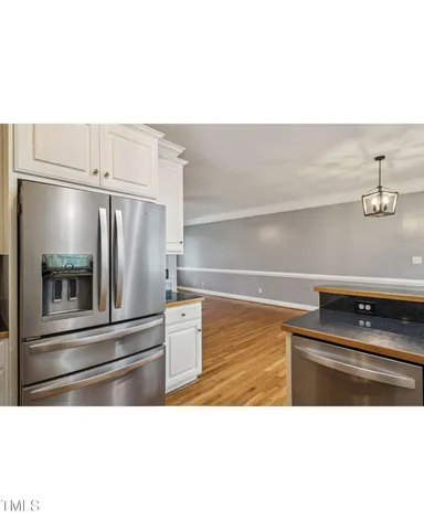 a black and white photo of a living room