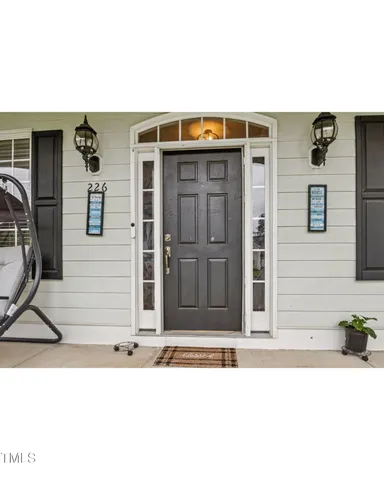 a black and white photo of a building