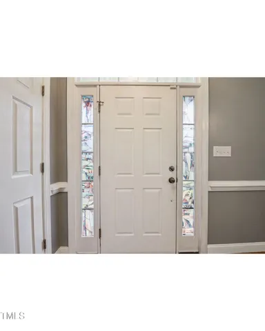 a black and white photo of a cabinet