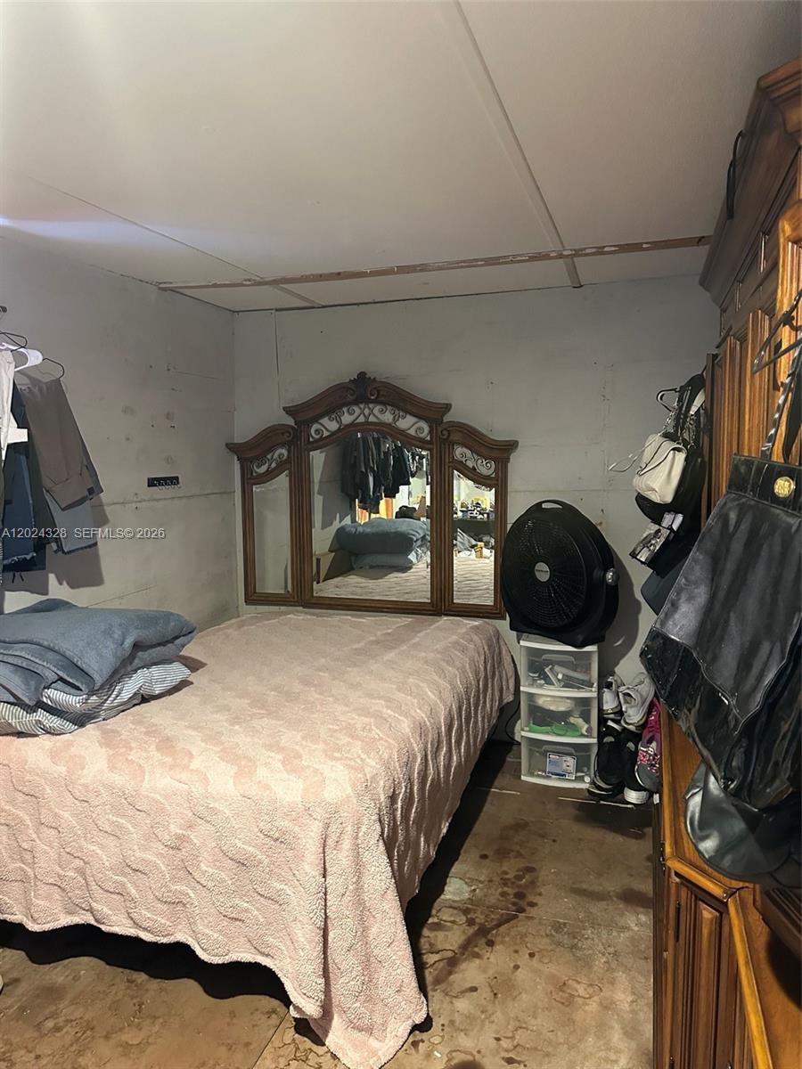 625 North Quebrada Street Clewiston, FL 33440 - Photo 14 of 26 a bedroom with a bed and a mirror