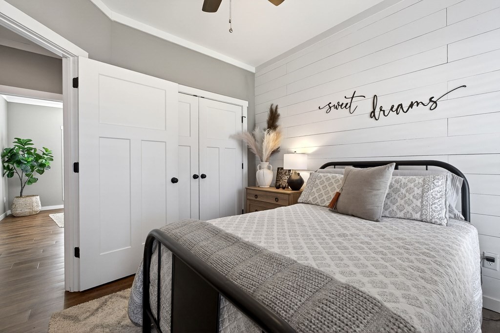 6081 Buck Mountain Road Cookeville, TN 38506 - Photo 24 of 78 a bedroom with a large bed and a potted plant