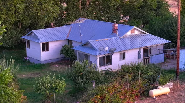 a view of a backyard