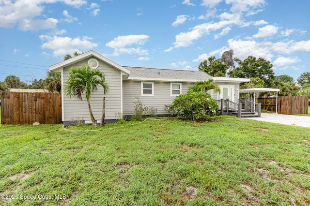 a view of a house with backyard and garden