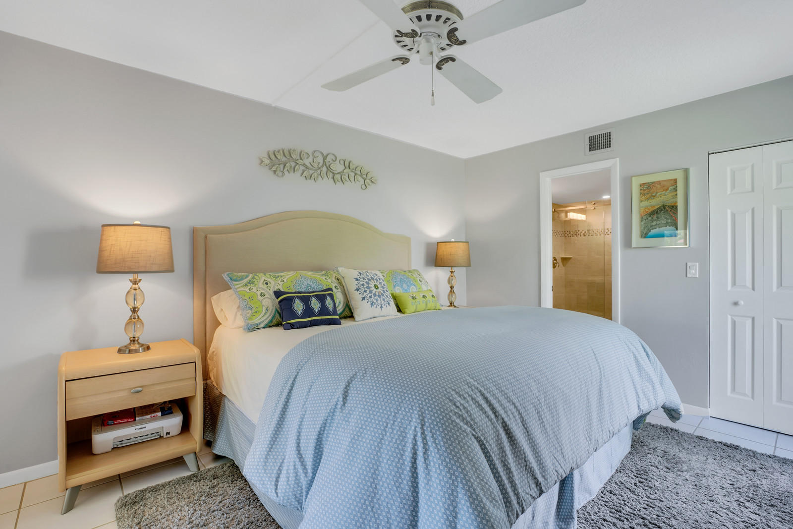 6544 Chasewood Drive, Unit D Jupiter, FL 33458 - Photo 10 of 16 a bedroom with a bed and a lamp