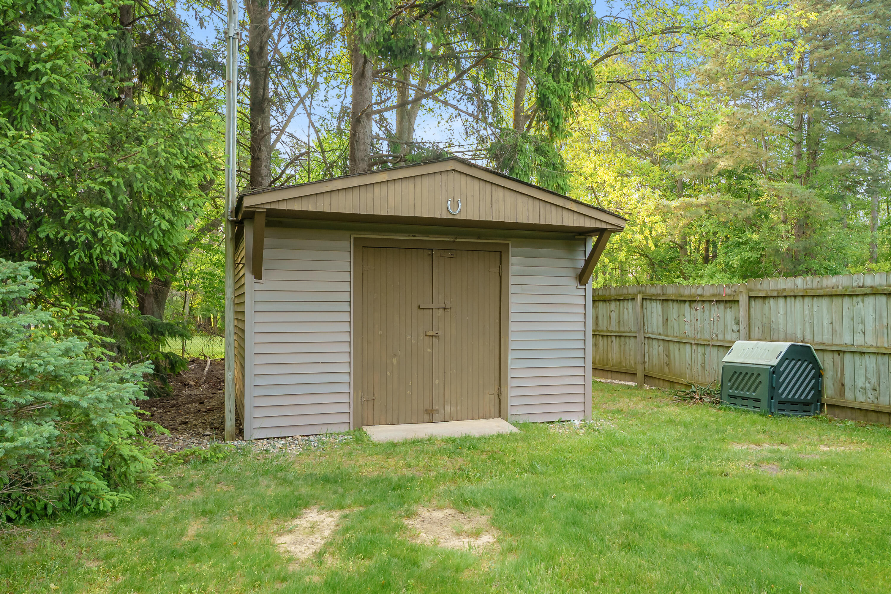 1077 Riverside Drive Battle Creek, MI 49015 - Photo 33 of 34 Riverside Dr 1077 Battle Creek 49015-32