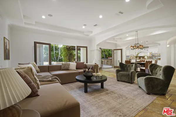 $2,690,000 | 13164 West Magnolia Boulevard, Sherman Oaks, CA 91423