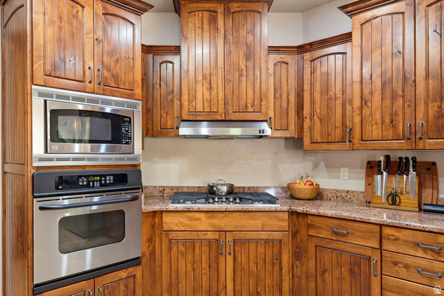 1609 East 10 S Street St. George, UT 84790 - Photo 20 of 68 Kitchen featuring wood cabinetry, stainless steel appliances, a gas range, and speckled countertops