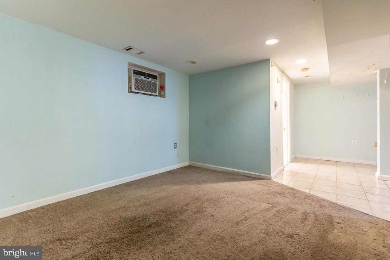 415 South Adams Street Arlington, VA 22204 - Photo 33 of 36 an empty room with windows