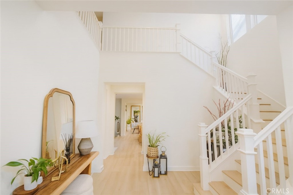 279 Barnes Road Tustin, CA 92782 - Photo 4 of 31 a view of entryway with livingroom