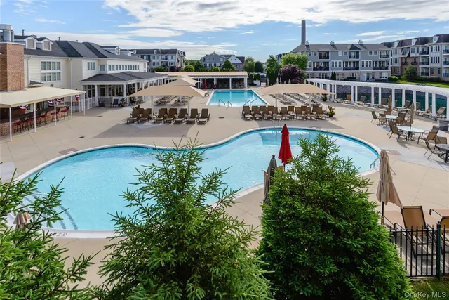 $898,000 | 556 Pacing Way, Unit 556, Westbury, NY 11590