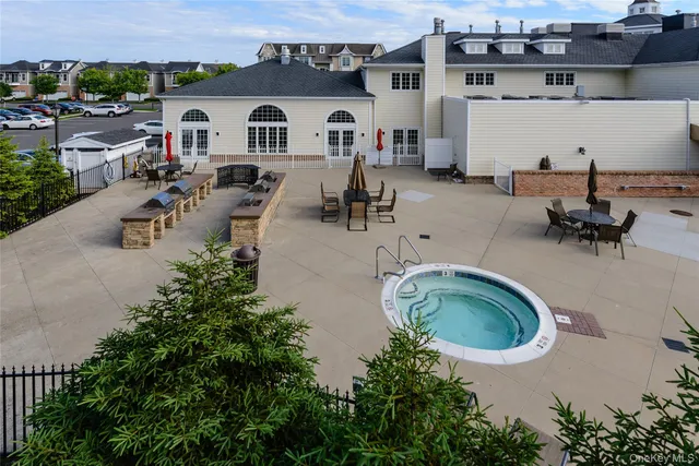 $898,000 | 556 Pacing Way, Unit 556, Westbury, NY 11590