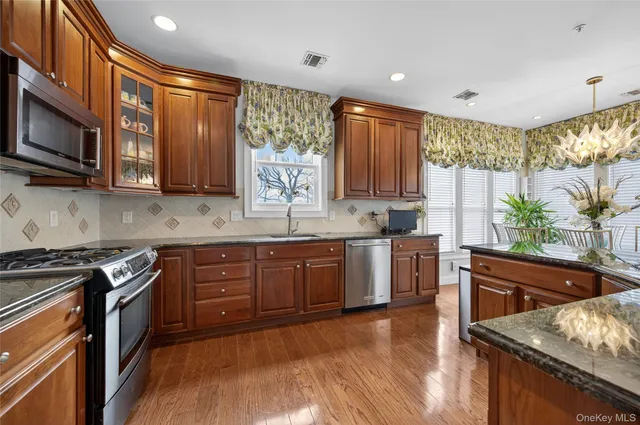 $898,000 | 556 Pacing Way, Unit 556, Westbury, NY 11590