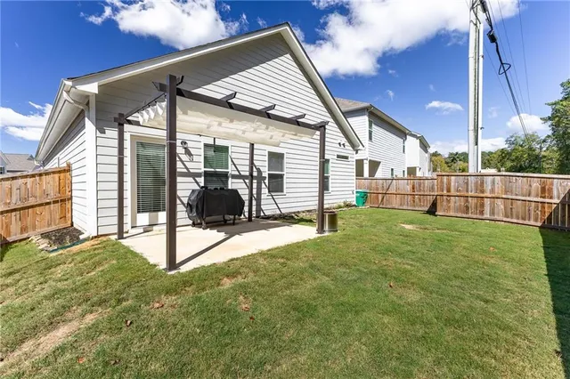 a view of a house with a backyard