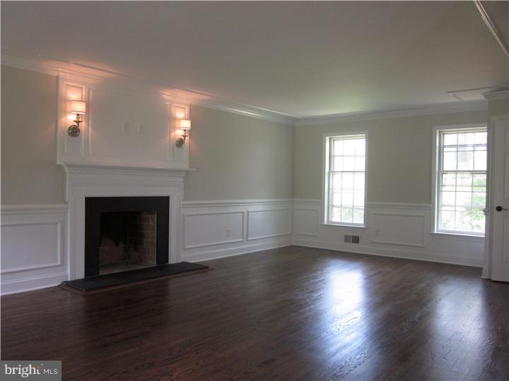 241 Country Gate Road Wayne, PA 19087 - Photo 3 of 25 Living Room