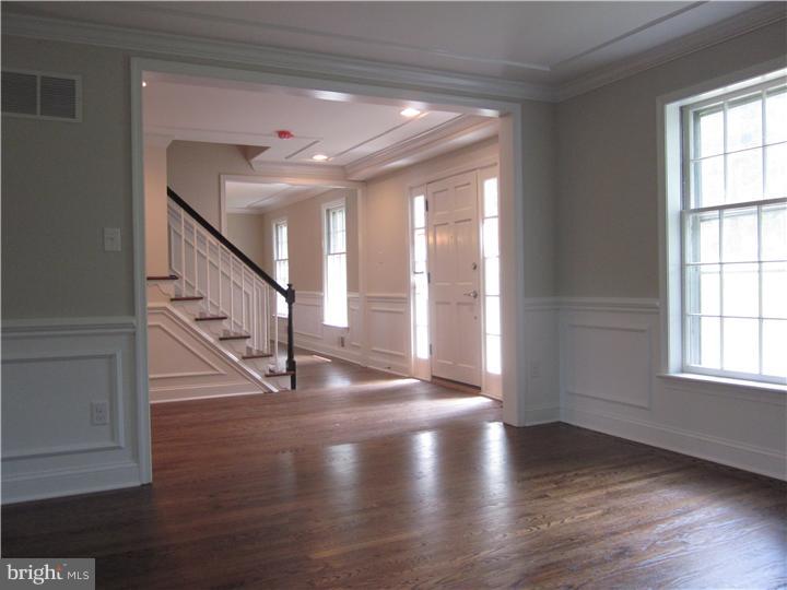 241 Country Gate Road Wayne, PA 19087 - Photo 4 of 25 Living Room