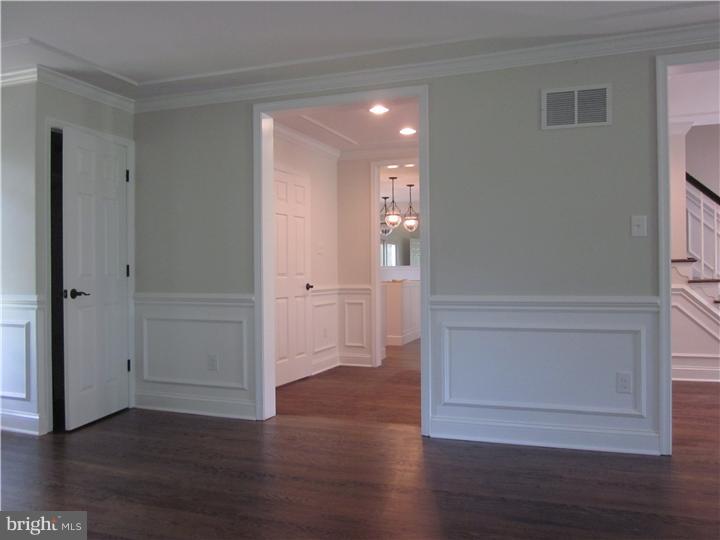 241 Country Gate Road Wayne, PA 19087 - Photo 5 of 25 Living Room