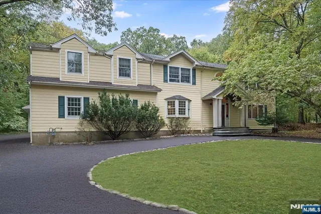 $1,499,900 | 240 Ottowa Lane, Franklin Lakes, NJ 07417