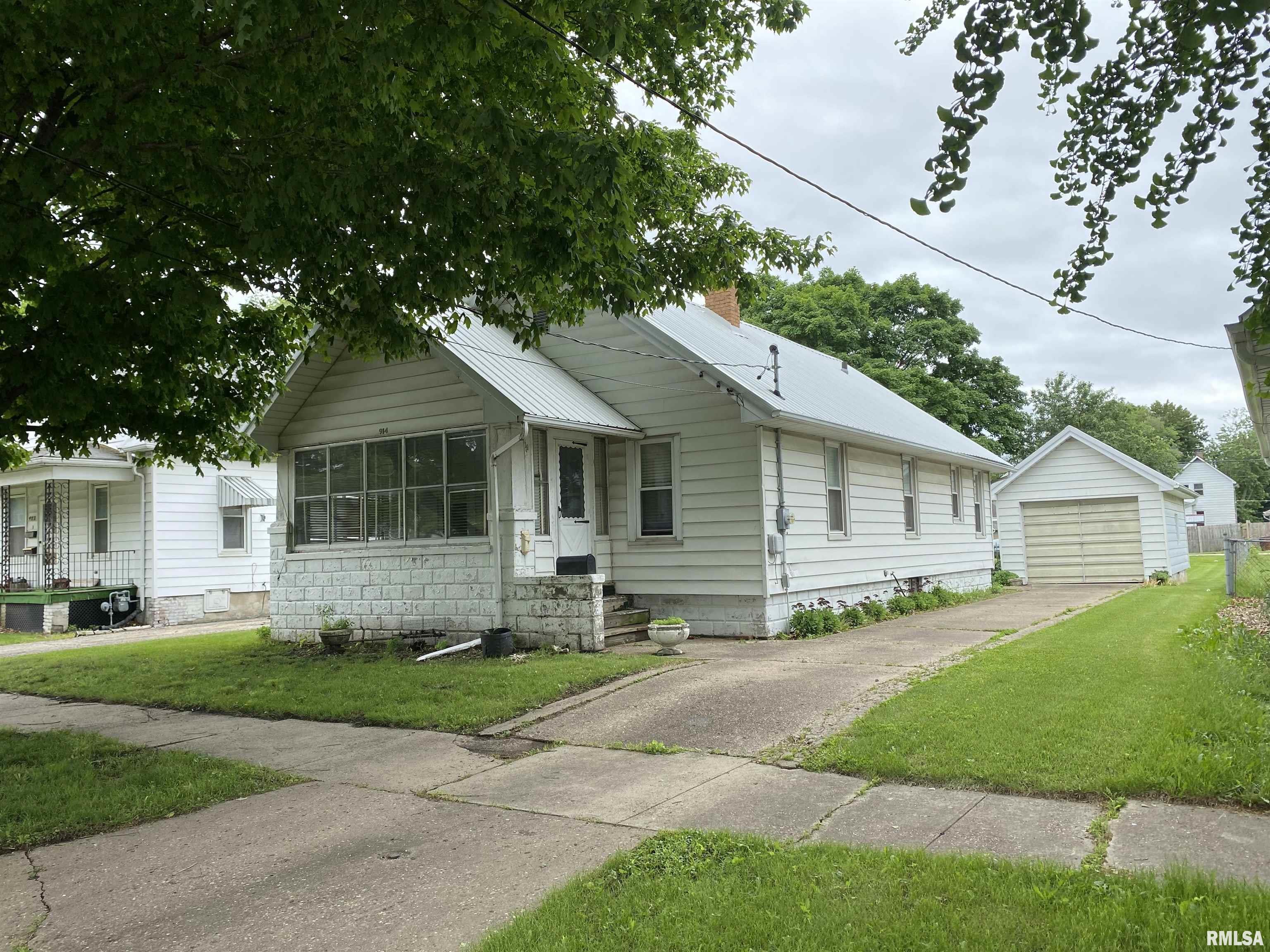 914 East Locust Street Canton, IL 61520 - Photo 1 of 15