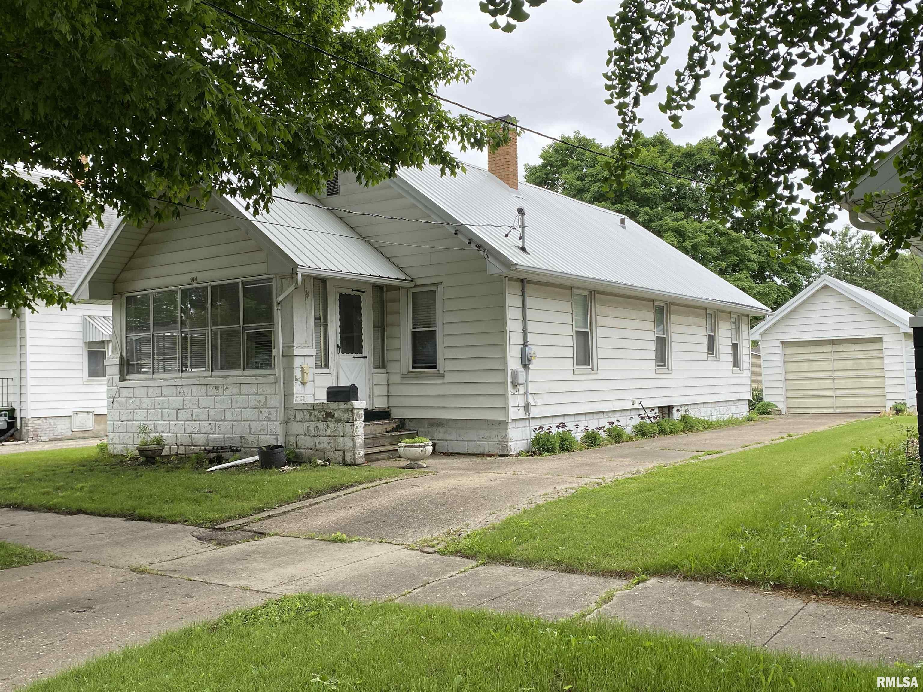 914 East Locust Street Canton, IL 61520 - Photo 2 of 15