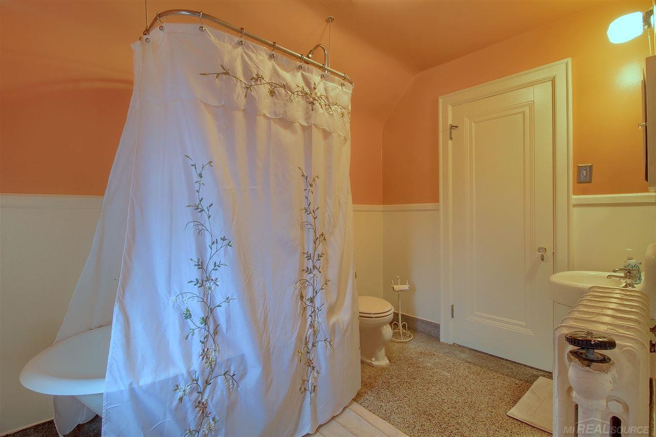 1068 Devonshire Road Grosse Pointe, MI 48230 - Photo 18 of 21 31339672-17.JPG