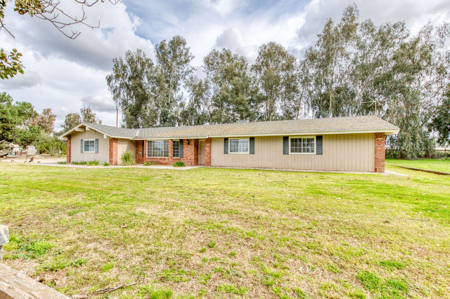 16036 South Del Rey Avenue Kingsburg, CA 93631 - Photo 12 of 64 a front view of a house with a garden