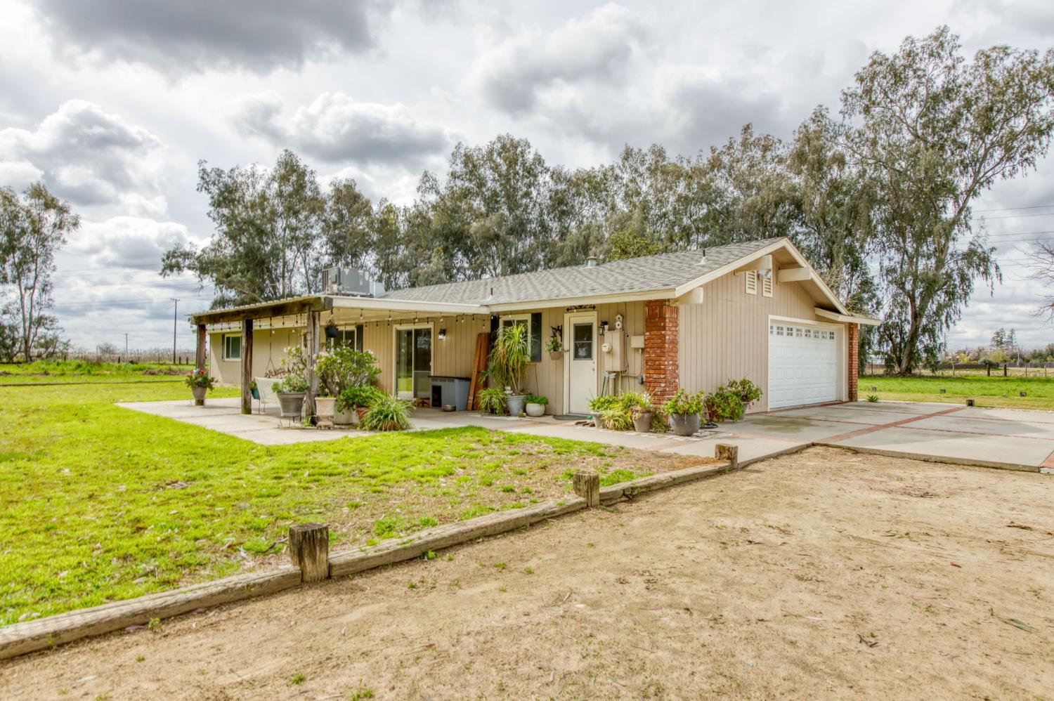 16036 South Del Rey Avenue Kingsburg, CA 93631 - Photo 14 of 64 a view of a house with backyard and sitting area