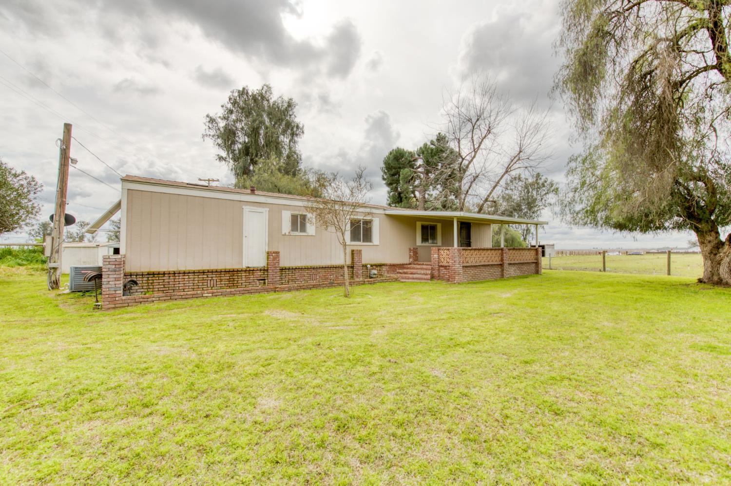 16036 South Del Rey Avenue Kingsburg, CA 93631 - Photo 40 of 64 a view of a swimming pool with a yard