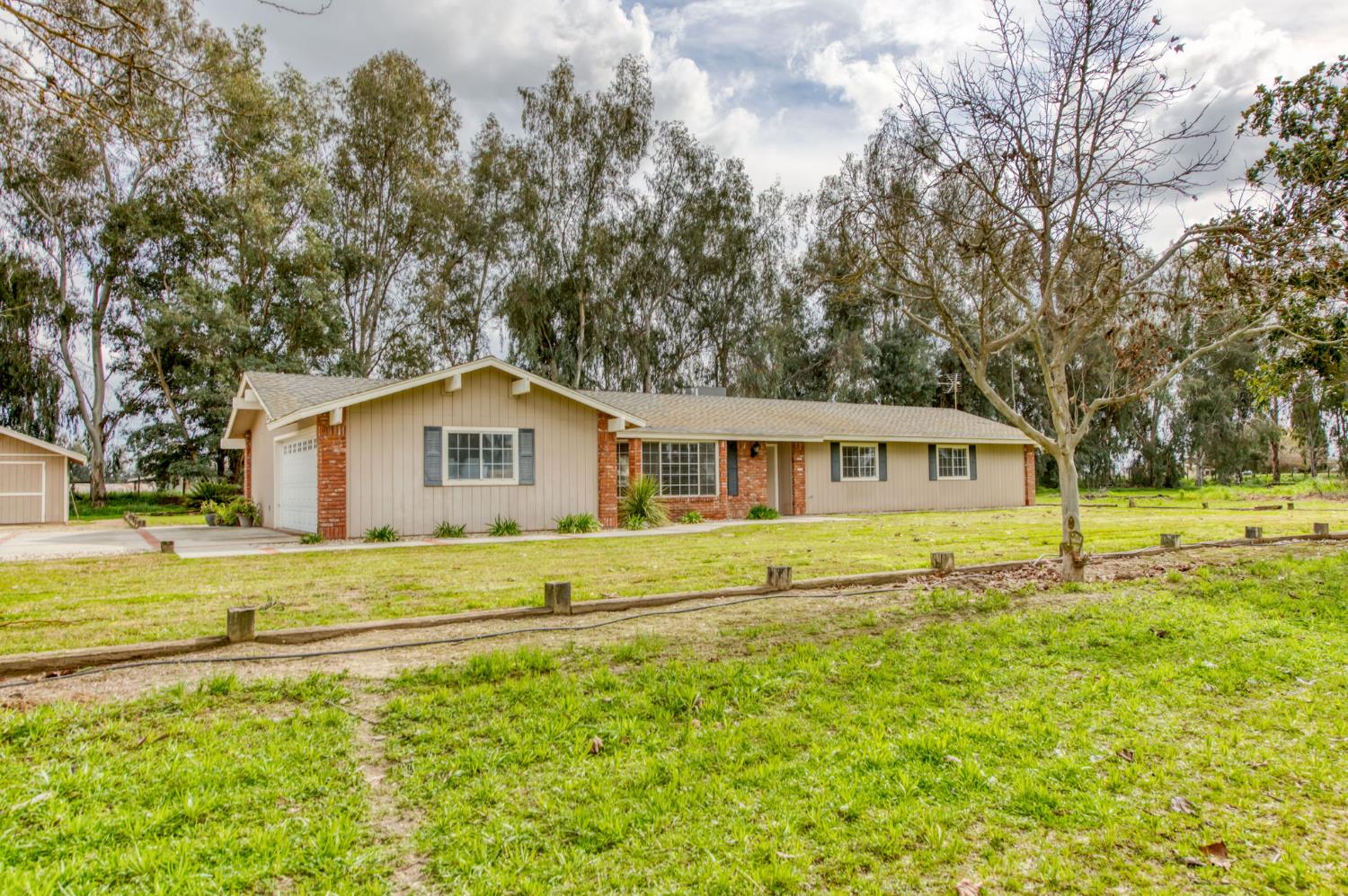 16036 South Del Rey Avenue Kingsburg, CA 93631 - Photo 10 of 64 a front view of a house with a yard