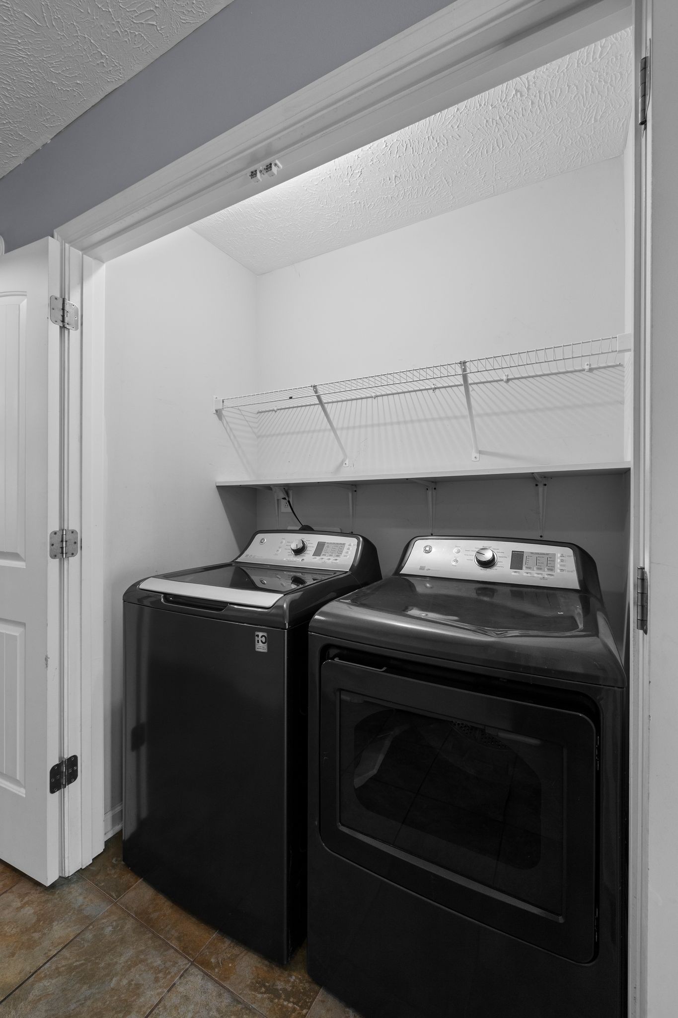 911 Keepsake Diamond Lane Murfreesboro, TN 37128 - Photo 11 of 33 a view of stove and microwave
