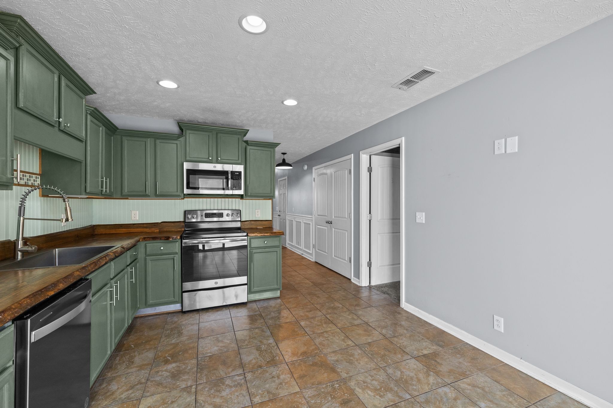 911 Keepsake Diamond Lane Murfreesboro, TN 37128 - Photo 10 of 33 a large kitchen with a stove and a sink