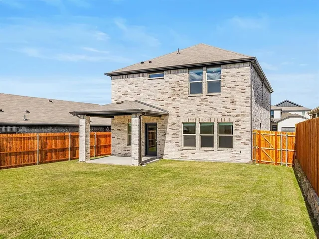 a view of a back yard