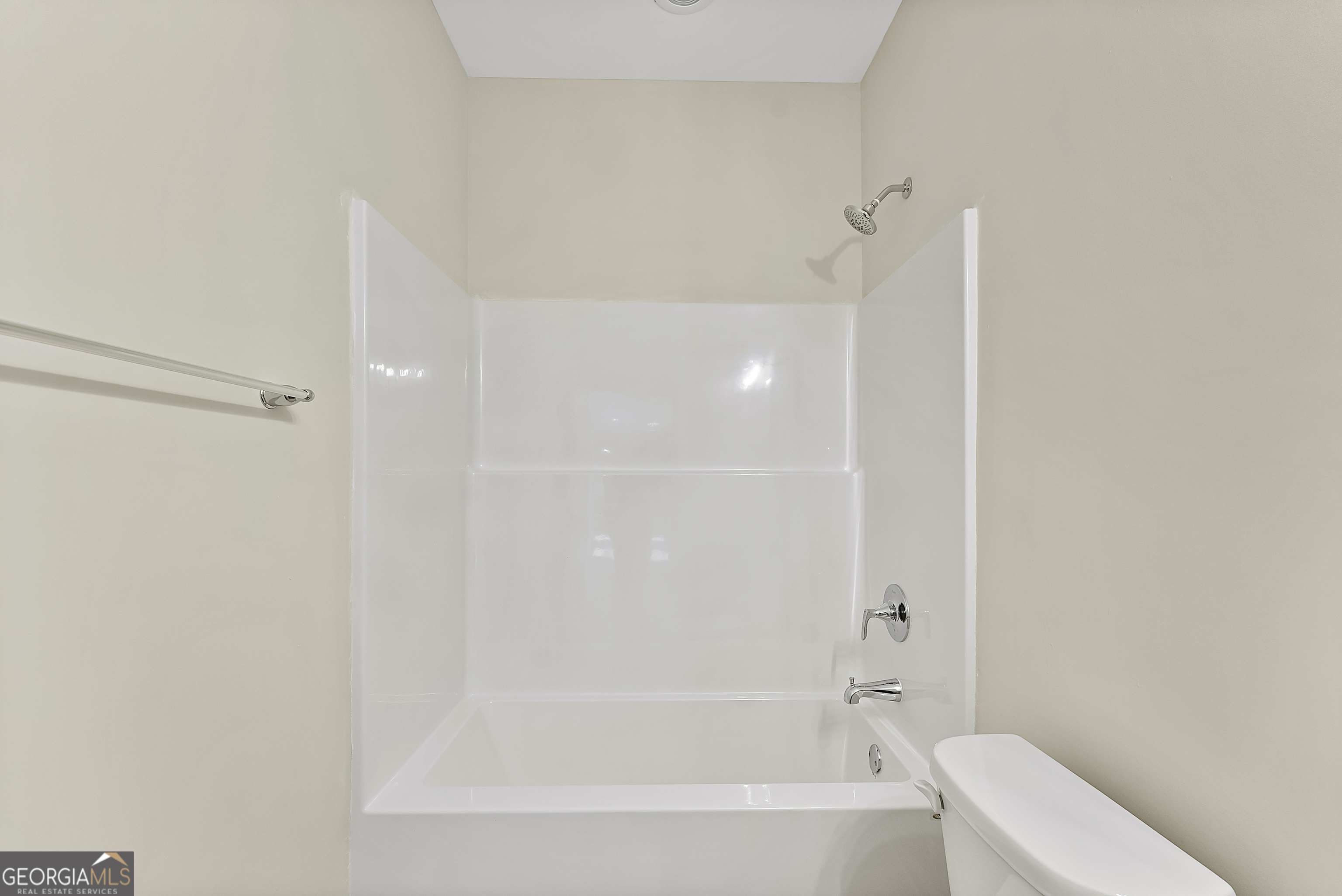 575 Mountain View Drive, Unit 17B Hamilton, GA 31811 - Photo 11 of 34 a bathroom with a bathtub