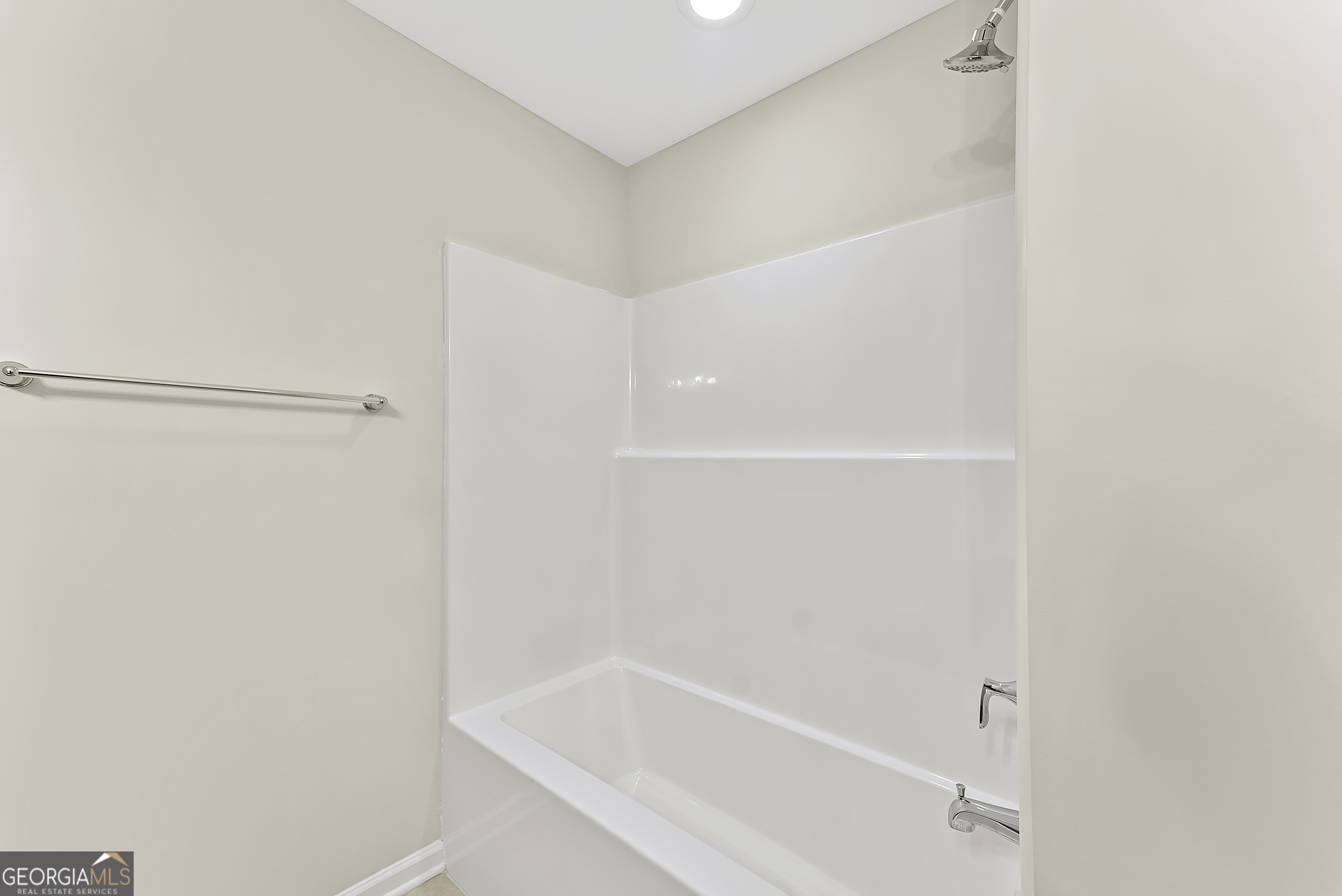 575 Mountain View Drive, Unit 17B Hamilton, GA 31811 - Photo 25 of 34 a bathroom with a bathtub