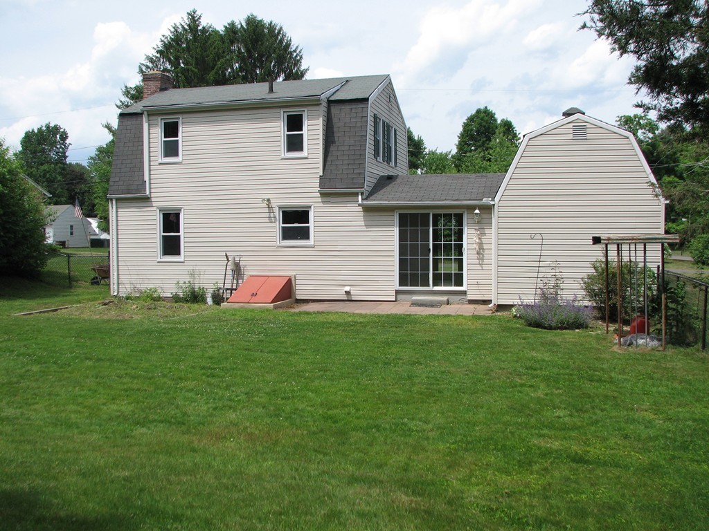 47 Clayton Road Holyoke, MA 01040 - Photo 3 of 23 Gallery Image 3