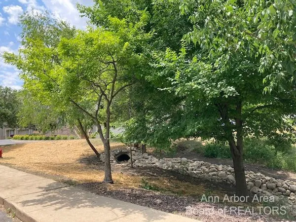$2,050 | 1023 Bluestem Lane, Ann Arbor, MI 48103