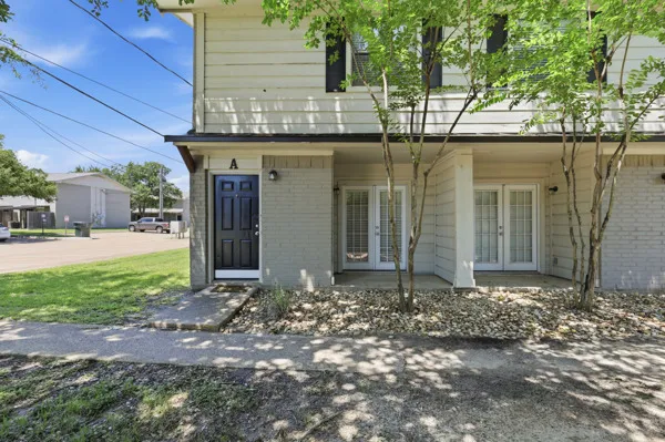 a view of a house with backyard and garden